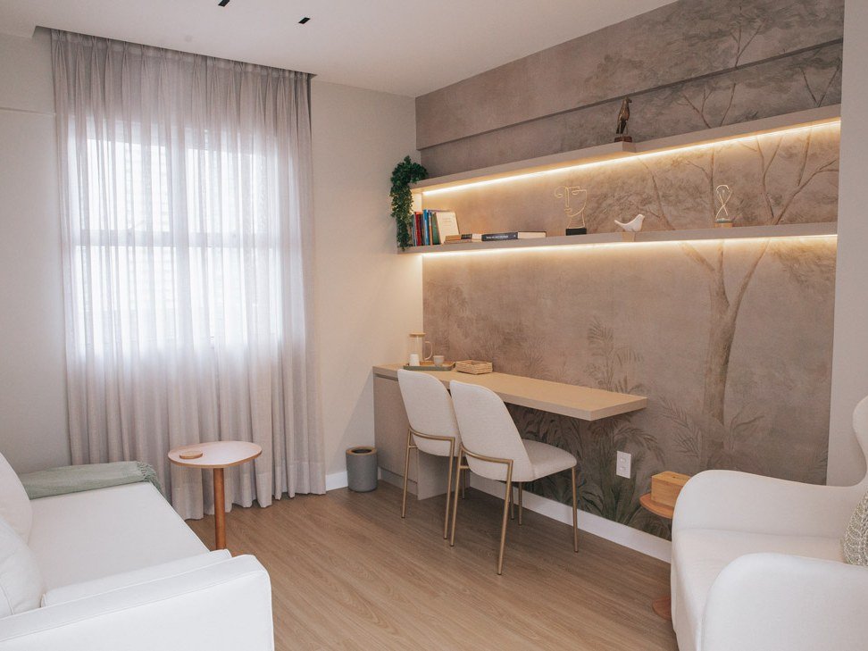 Sala de acolhimento da Onkos Sapientia, com sofá e luz natural