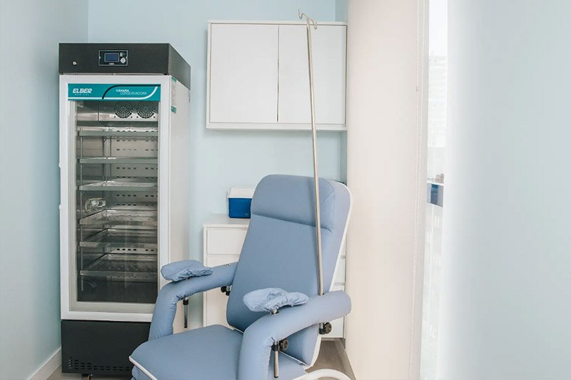 Sala de infusão, com estrutura e protocolos de segurança